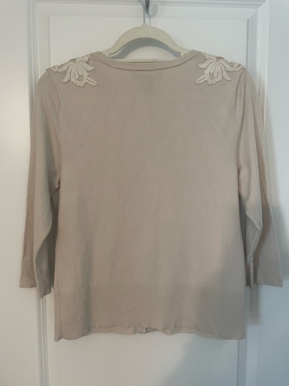 White House Black Market Beige & White Floral Embroidered Knit Cardigan Top Sz M - Picture 3 of 5